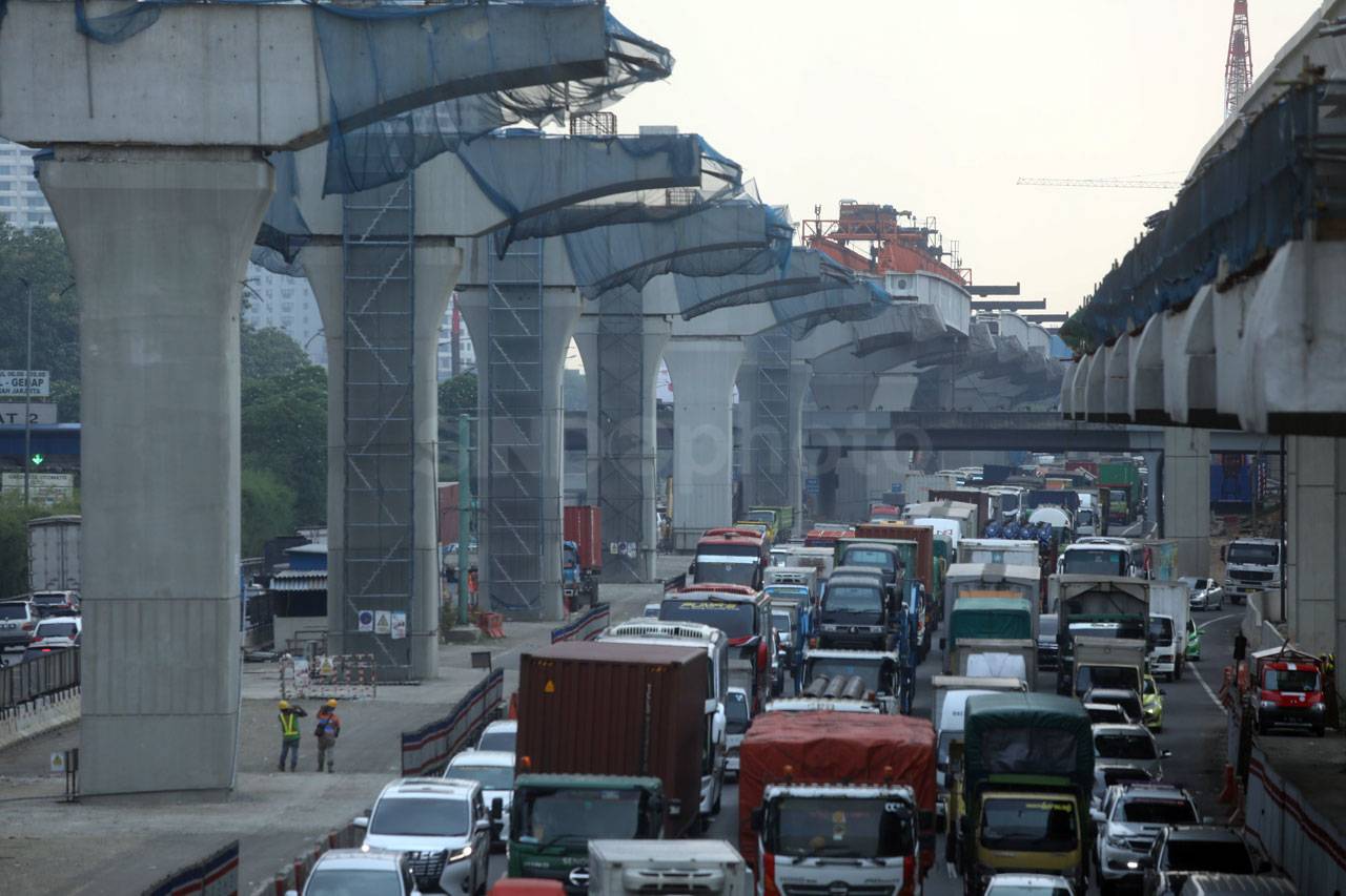 Jalan Tol Layang Jakarta-Cikampek...