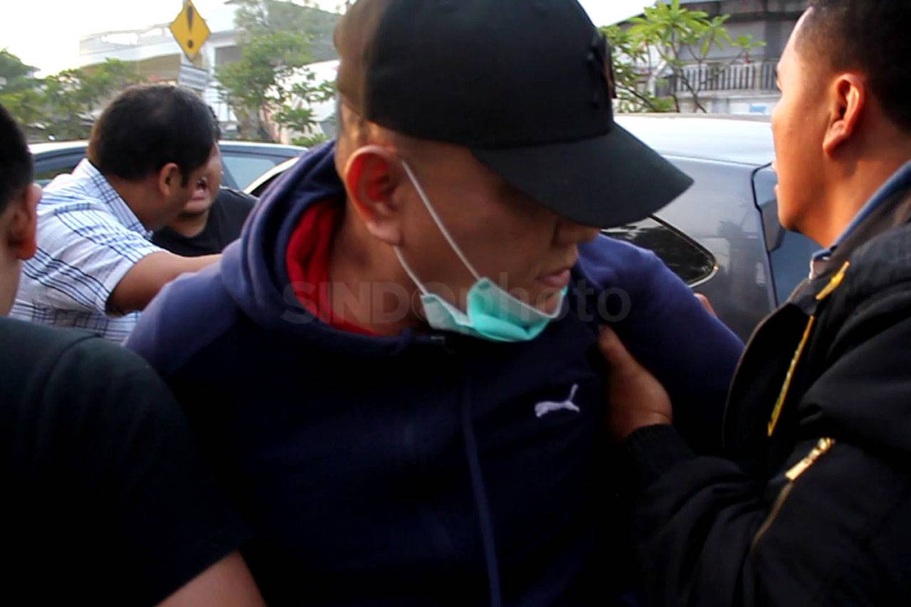 Kejari Surabaya Tangkap...
