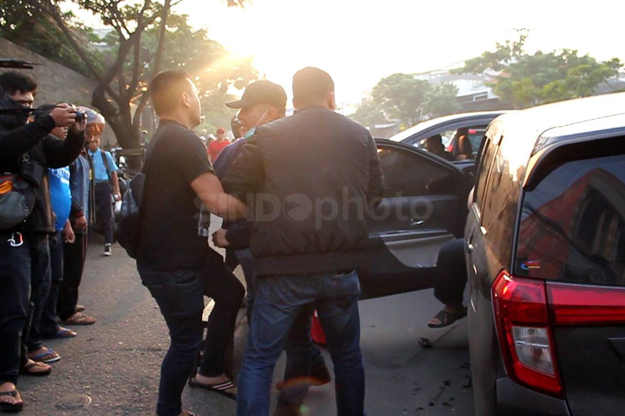 Kejari Surabaya Tangkap...