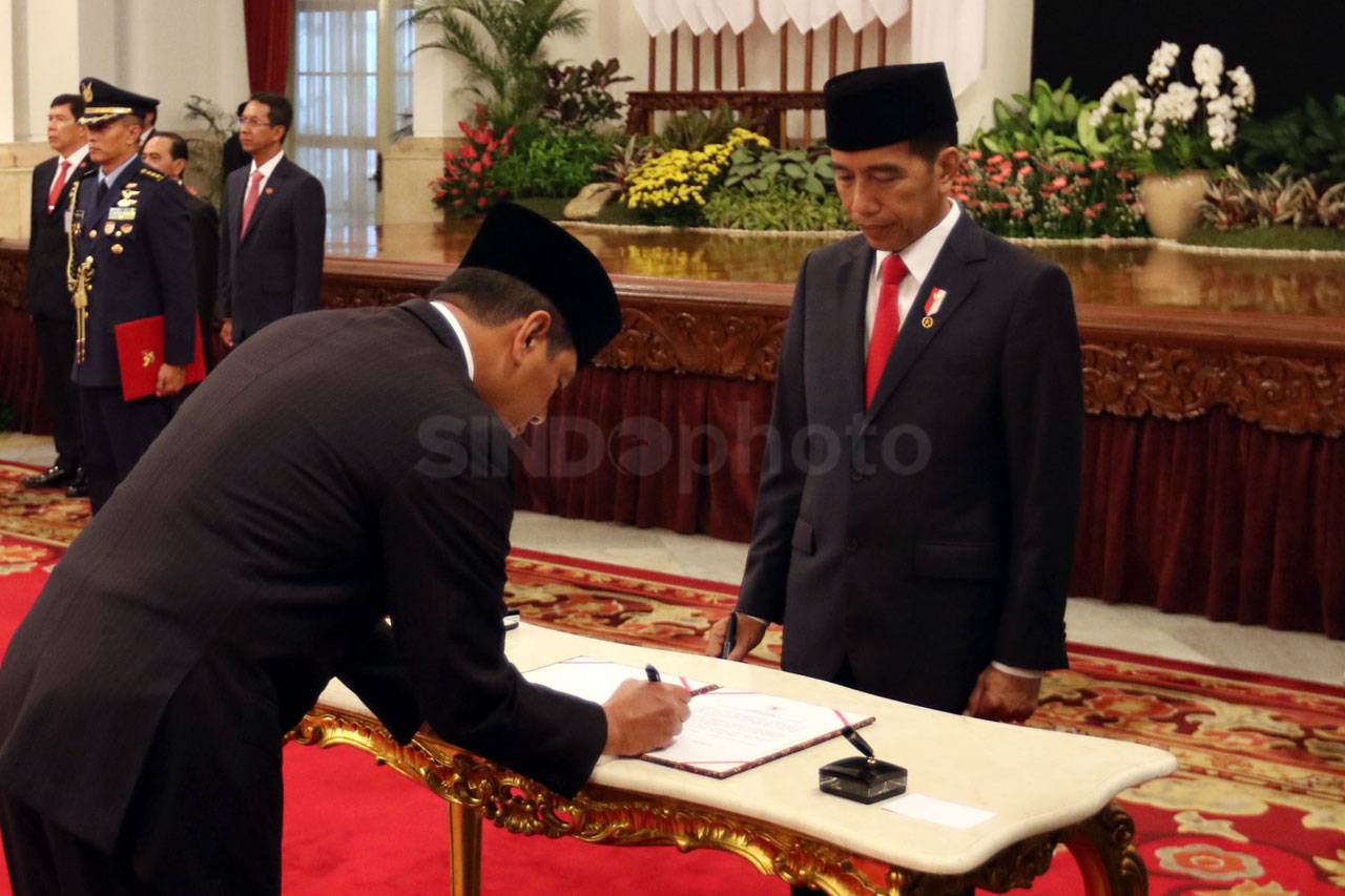 Presiden Jokowi Lantik...