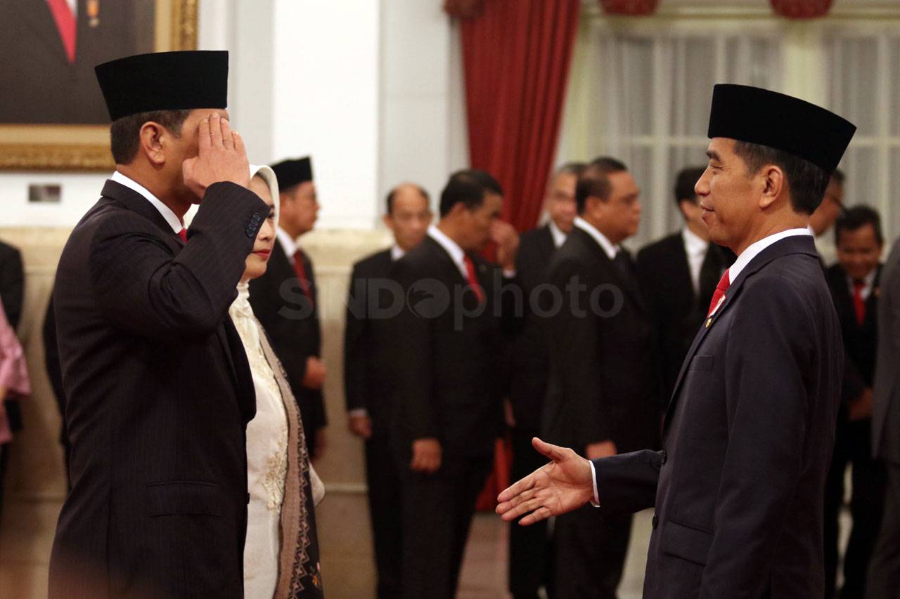 Presiden Jokowi Lantik...