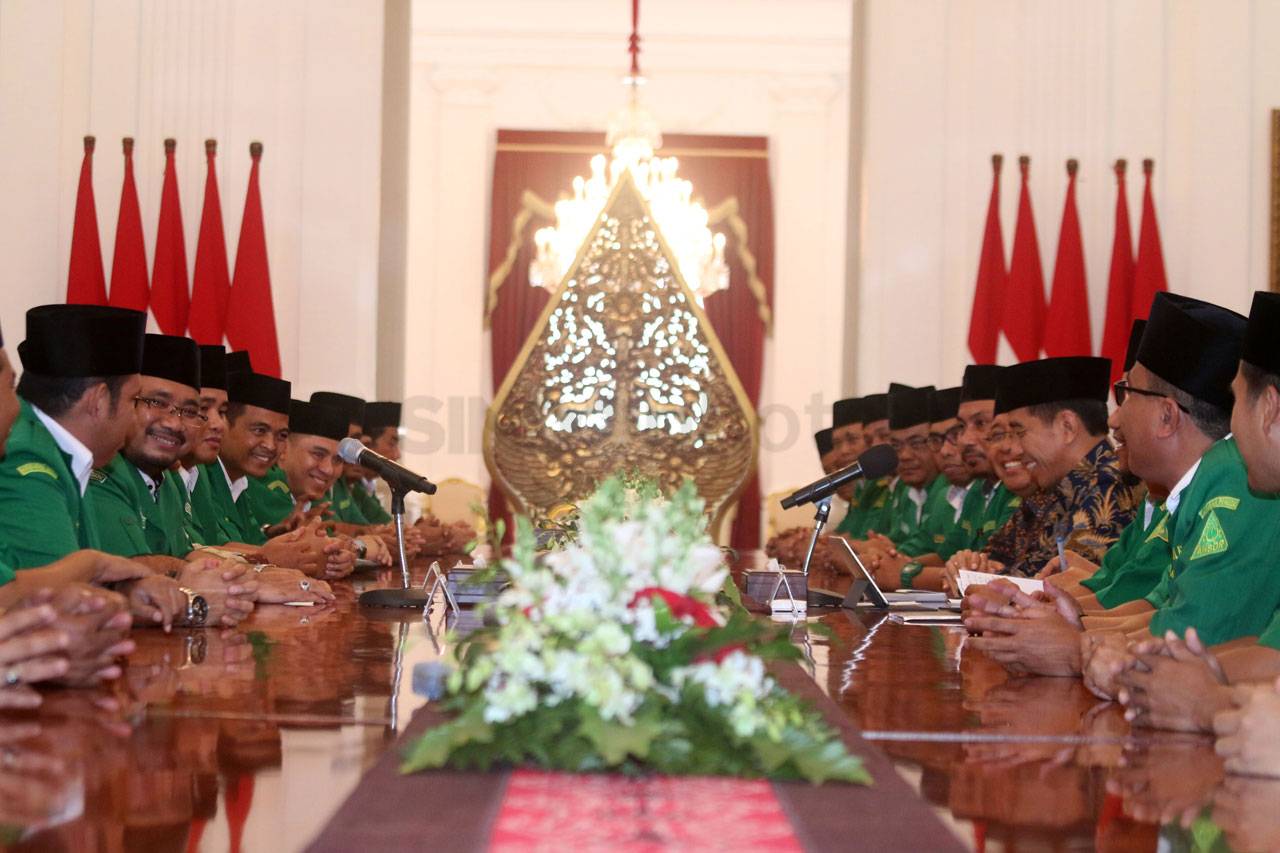 Presiden Jokowi Terima...
