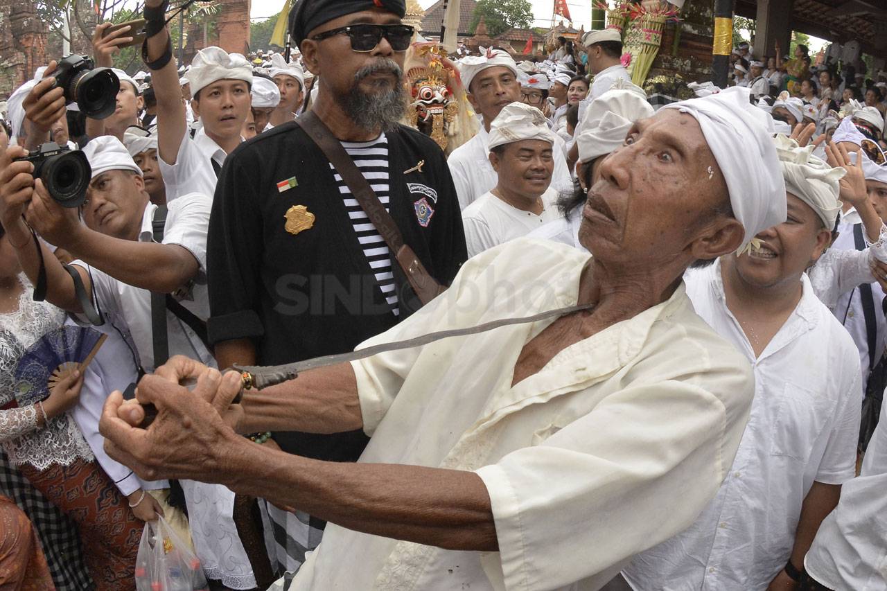 Umat Hindu Gelar Tradisi...