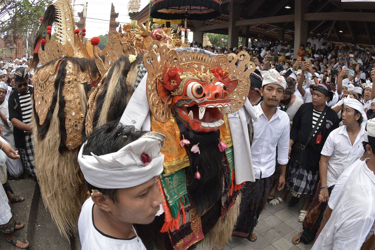 Umat Hindu Gelar Tradisi...