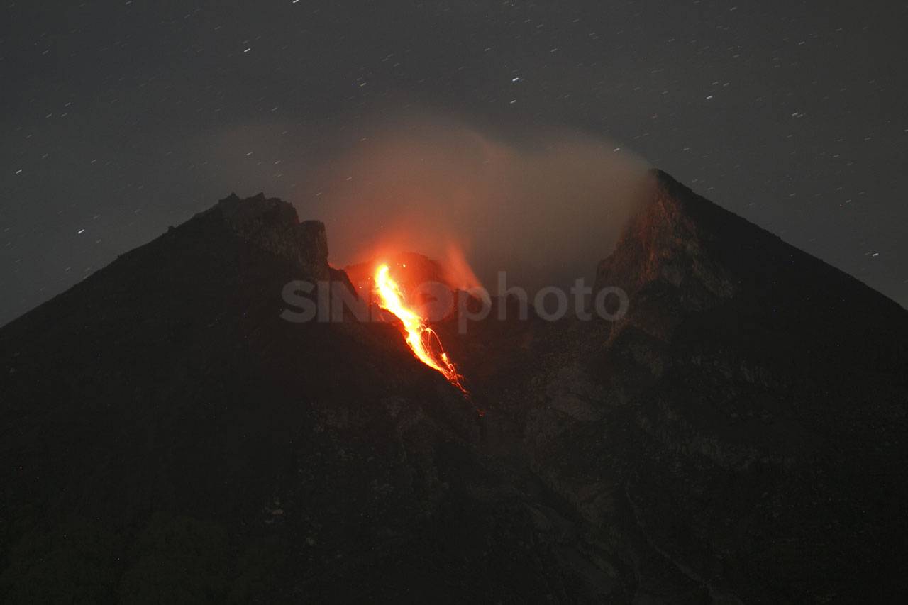 Gunung Merapi Keluarkan...