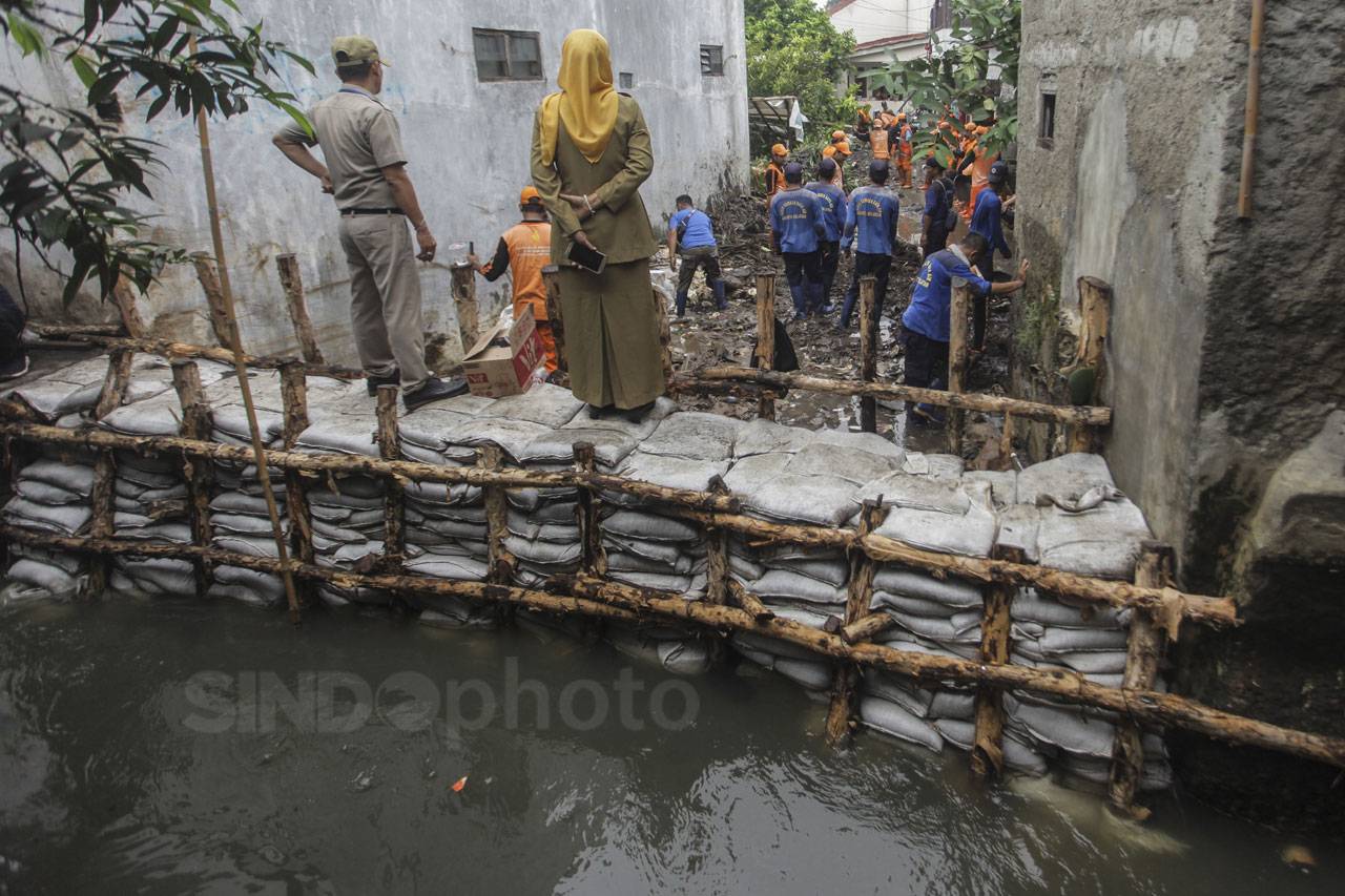Tanggul Kali Pulo di...