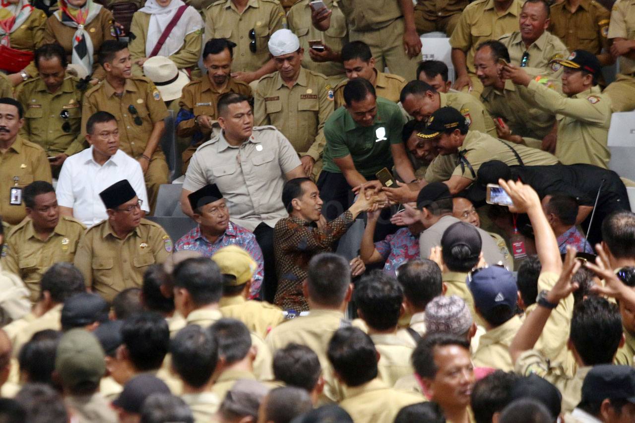 Presiden Jokowi Bertemu...