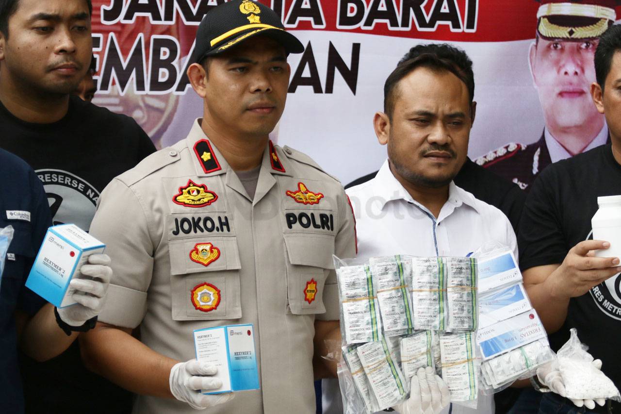 Polisi Geledah Gudang...