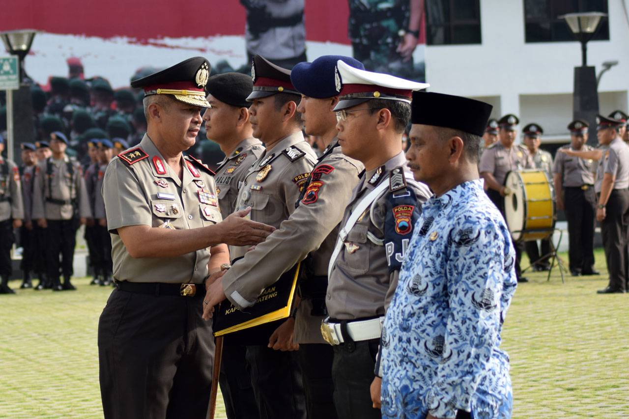 Kapolda Jateng Beri...