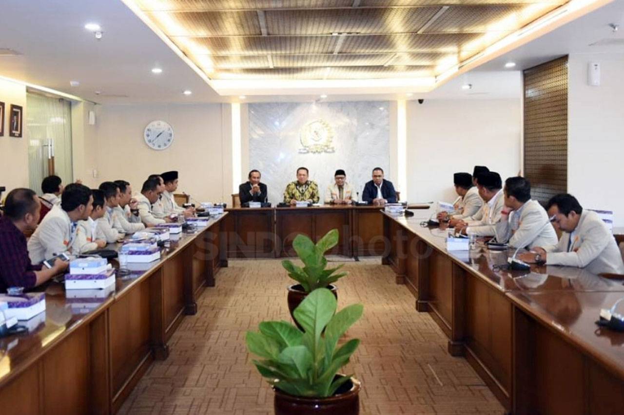 Bambang Soesatyo Terima...
