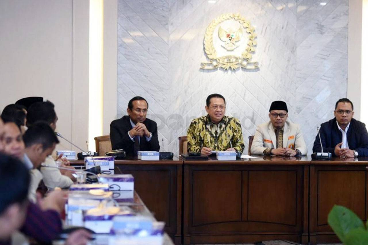 Bambang Soesatyo Terima...