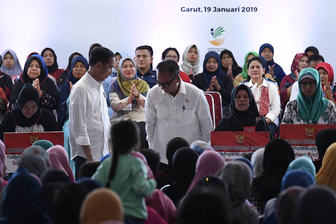 Presiden Jokowi Serahkan...