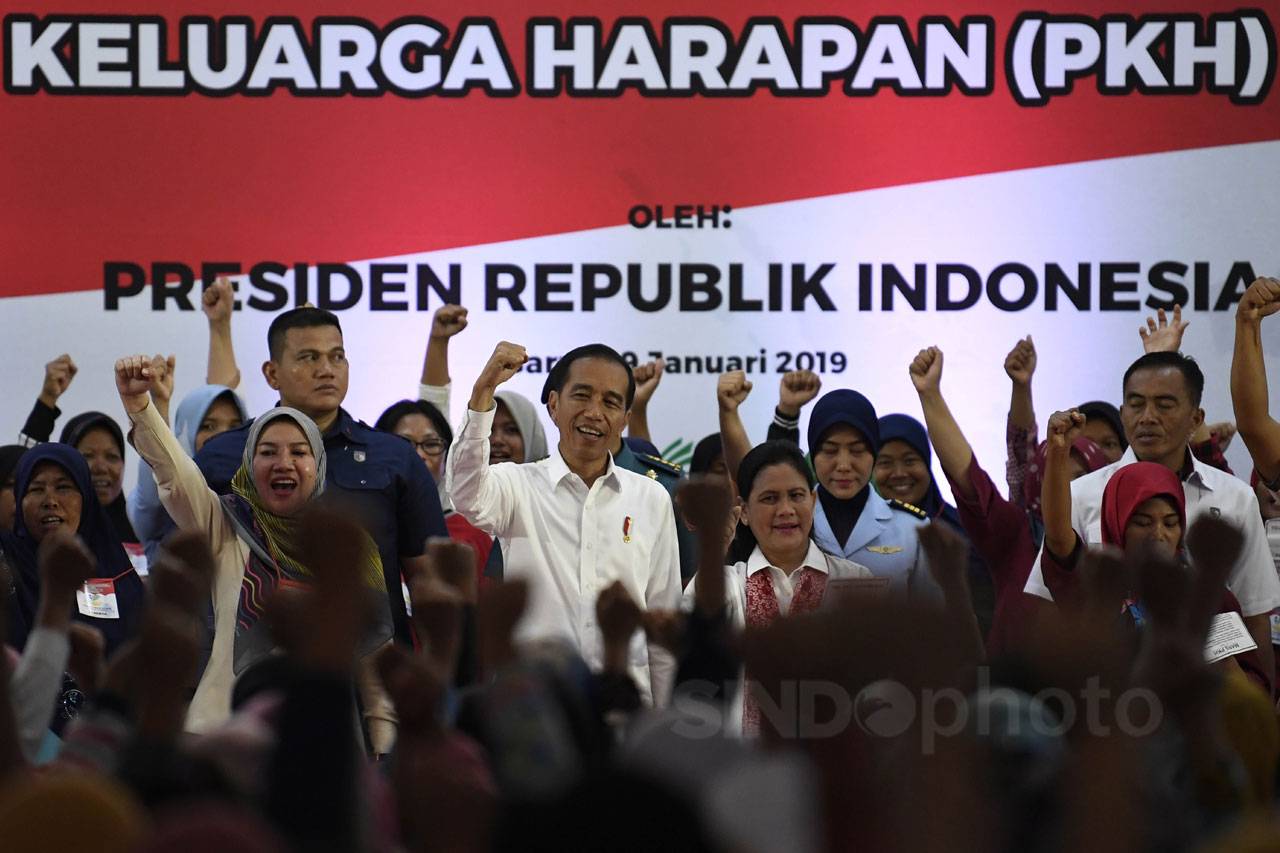 Presiden Jokowi Serahkan...