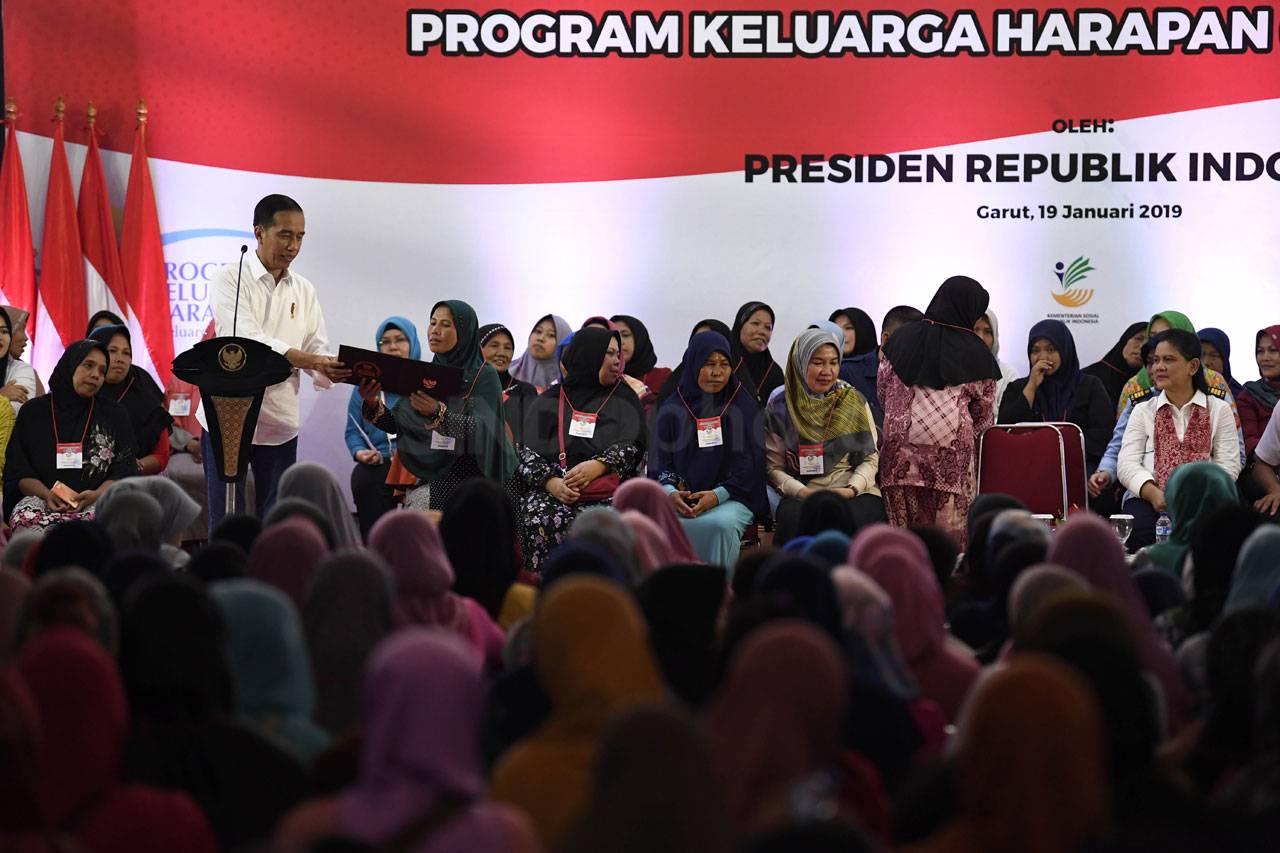Presiden Jokowi Serahkan...