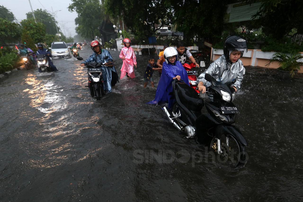 Hujan Beberapa Jam,...