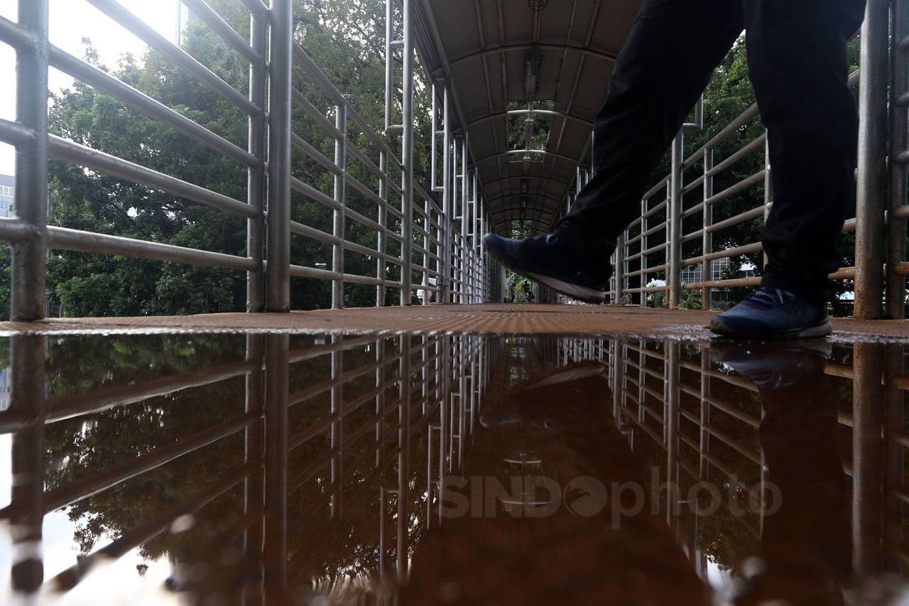 Atap JPO di Jalan Medan...