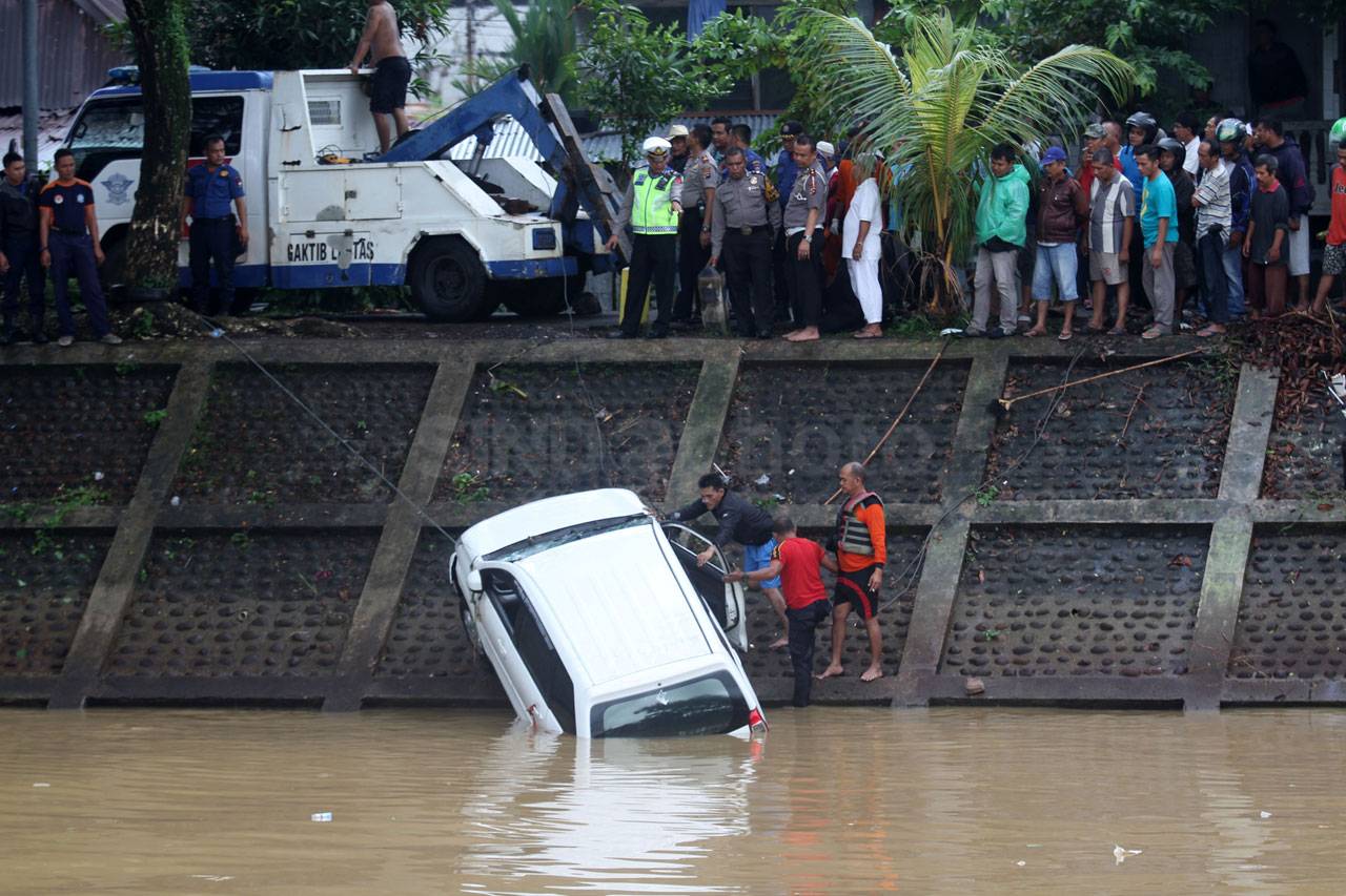 Mobil Tercebur ke Banjir...