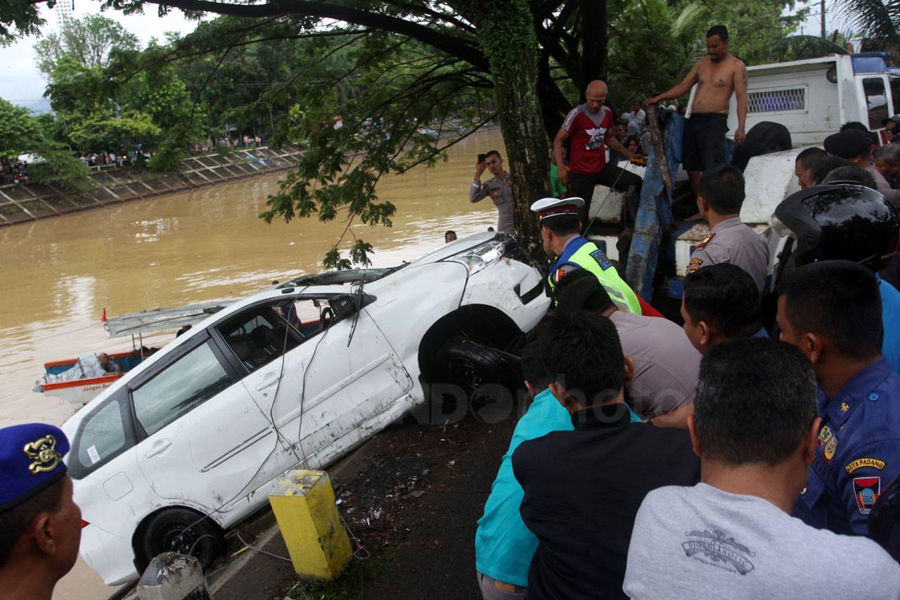 Mobil Tercebur ke Banjir...
