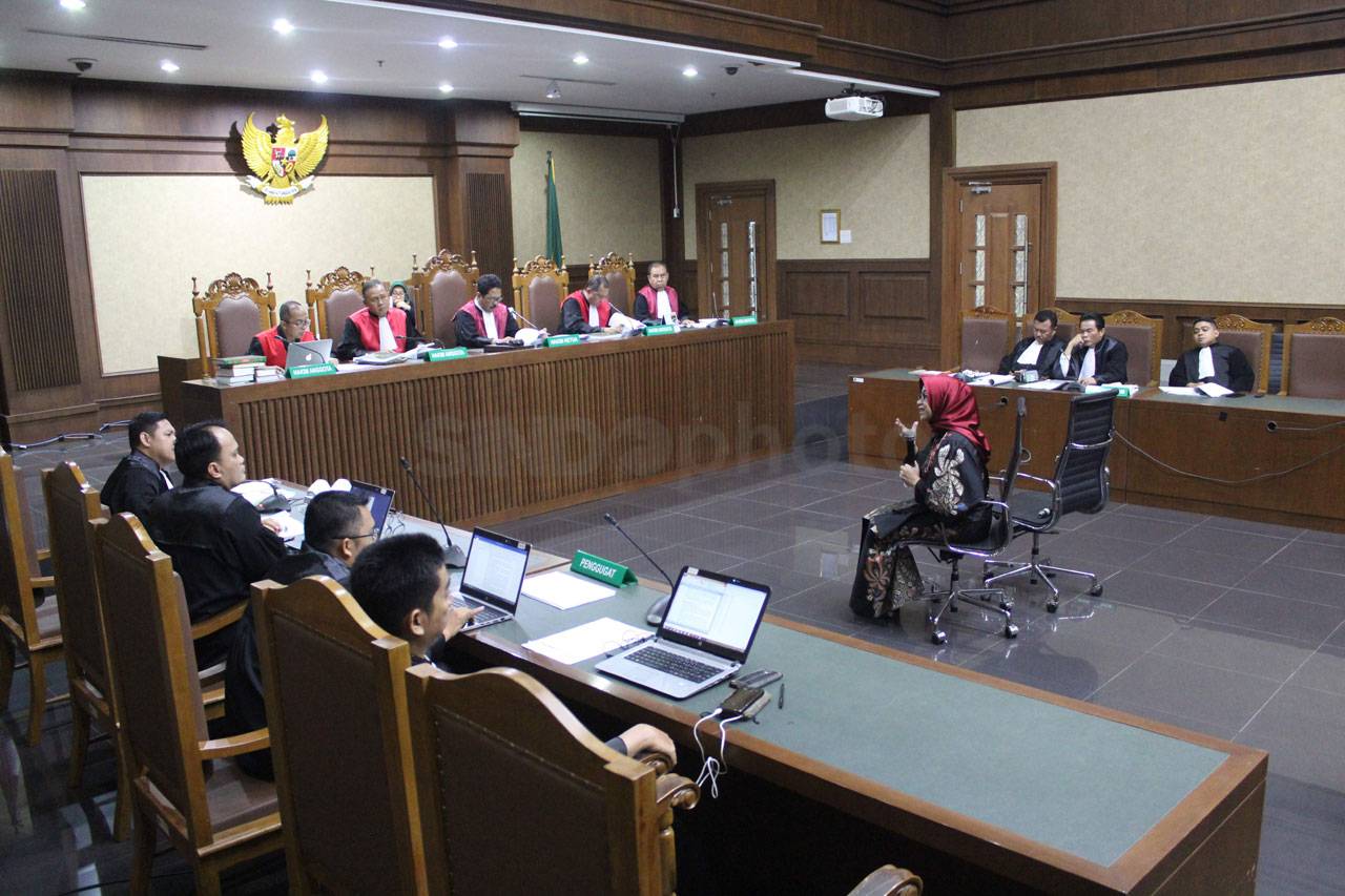 Eni Saragih Jalani Siadang...
