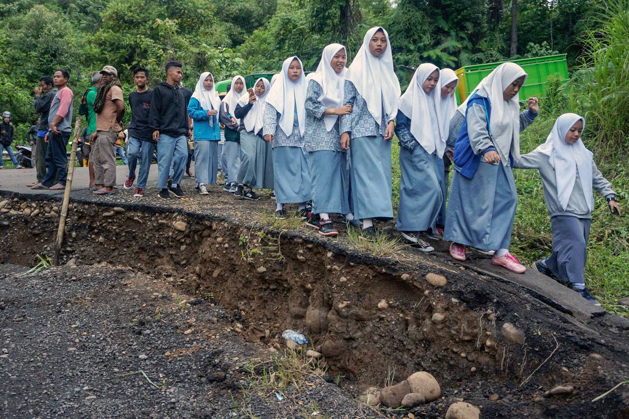 Jalan Penghubung Kabupaten...