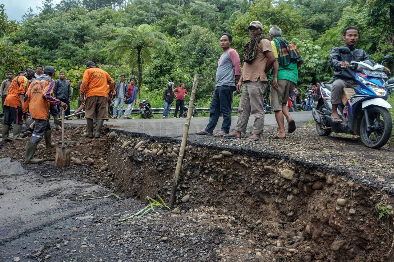 Jalan Penghubung Kabupaten...