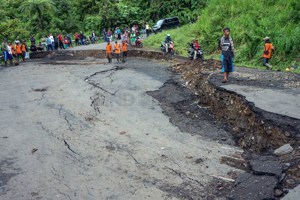 Jalan Penghubung Kabupaten...