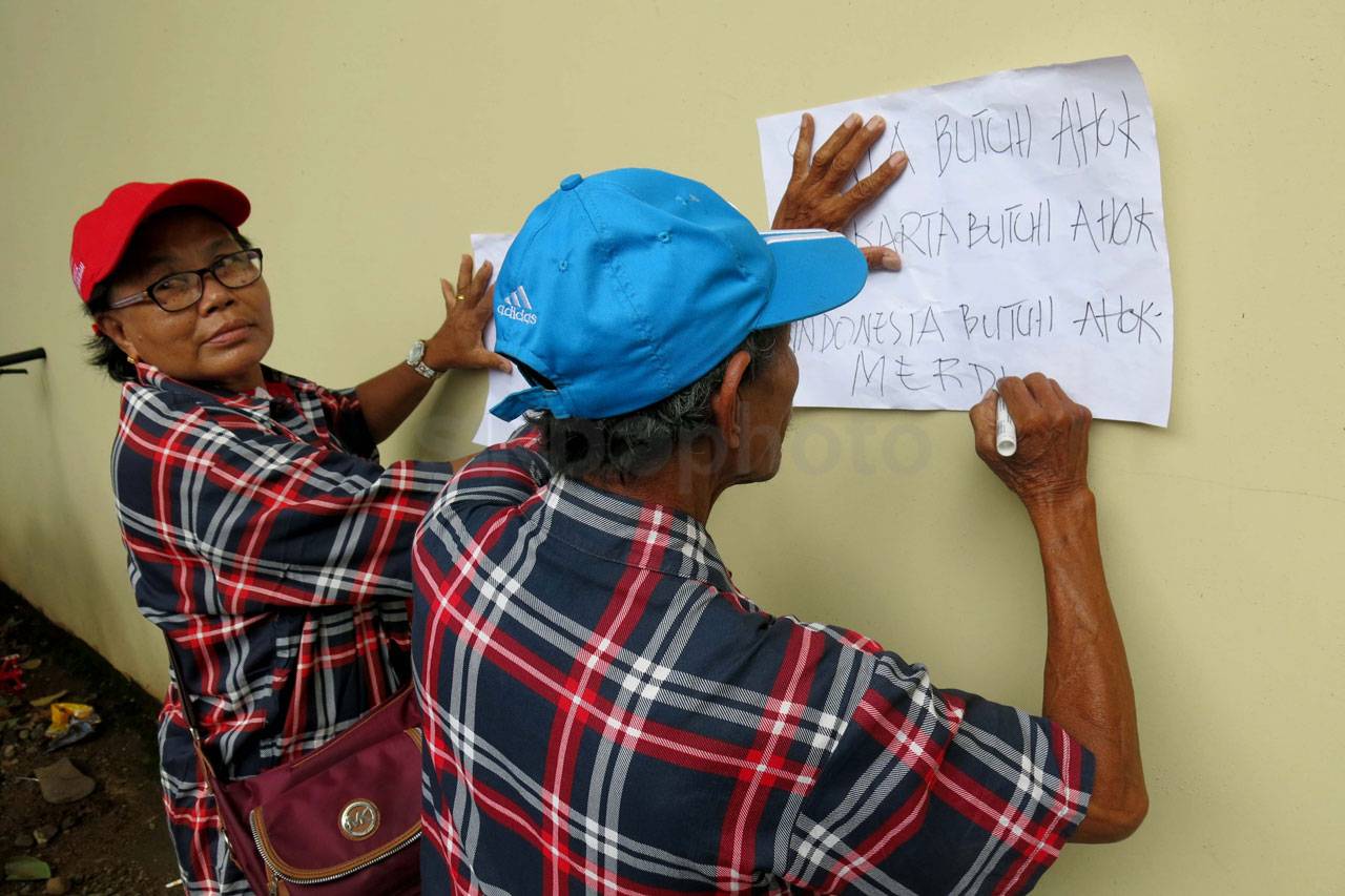 Pendukung Menunggu Pembebasan...