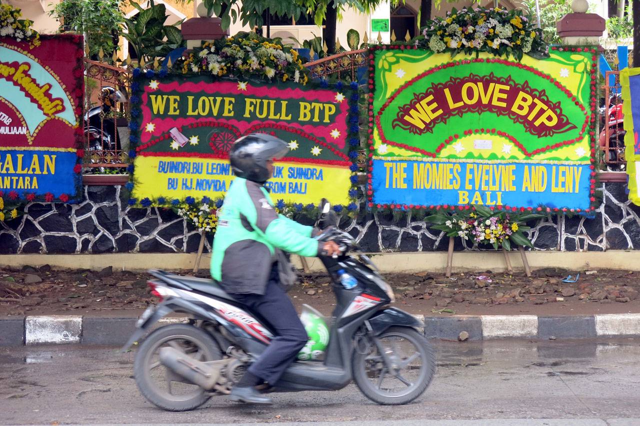 Pendukung Menunggu Pembebasan...