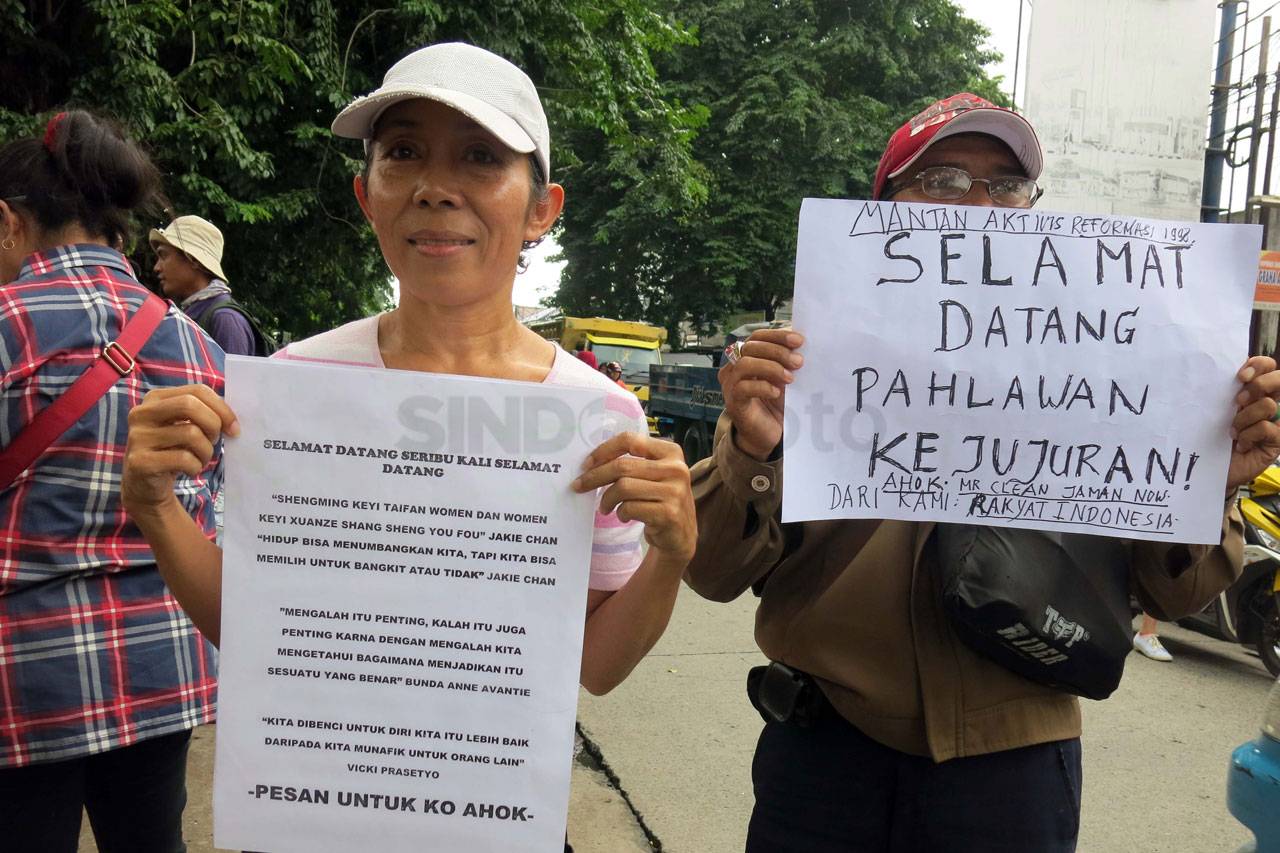Pendukung Menunggu Pembebasan...