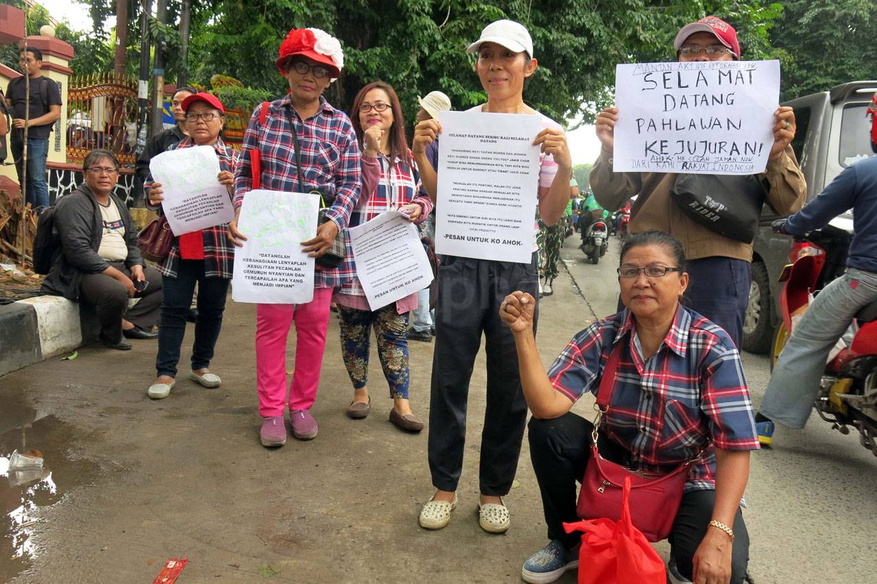 Pendukung Menunggu Pembebasan...