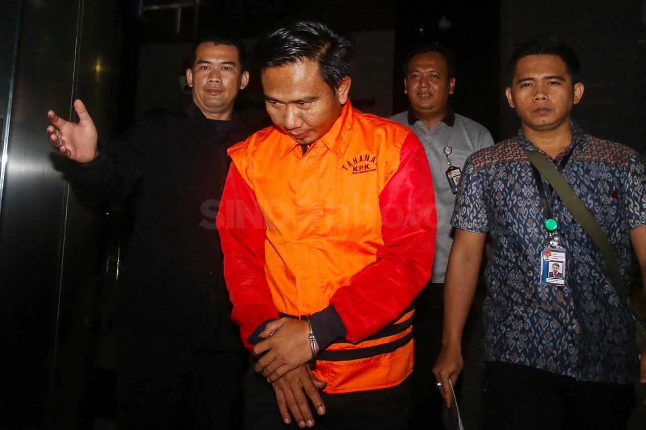 KPK Tahan 5 Tersangka...
