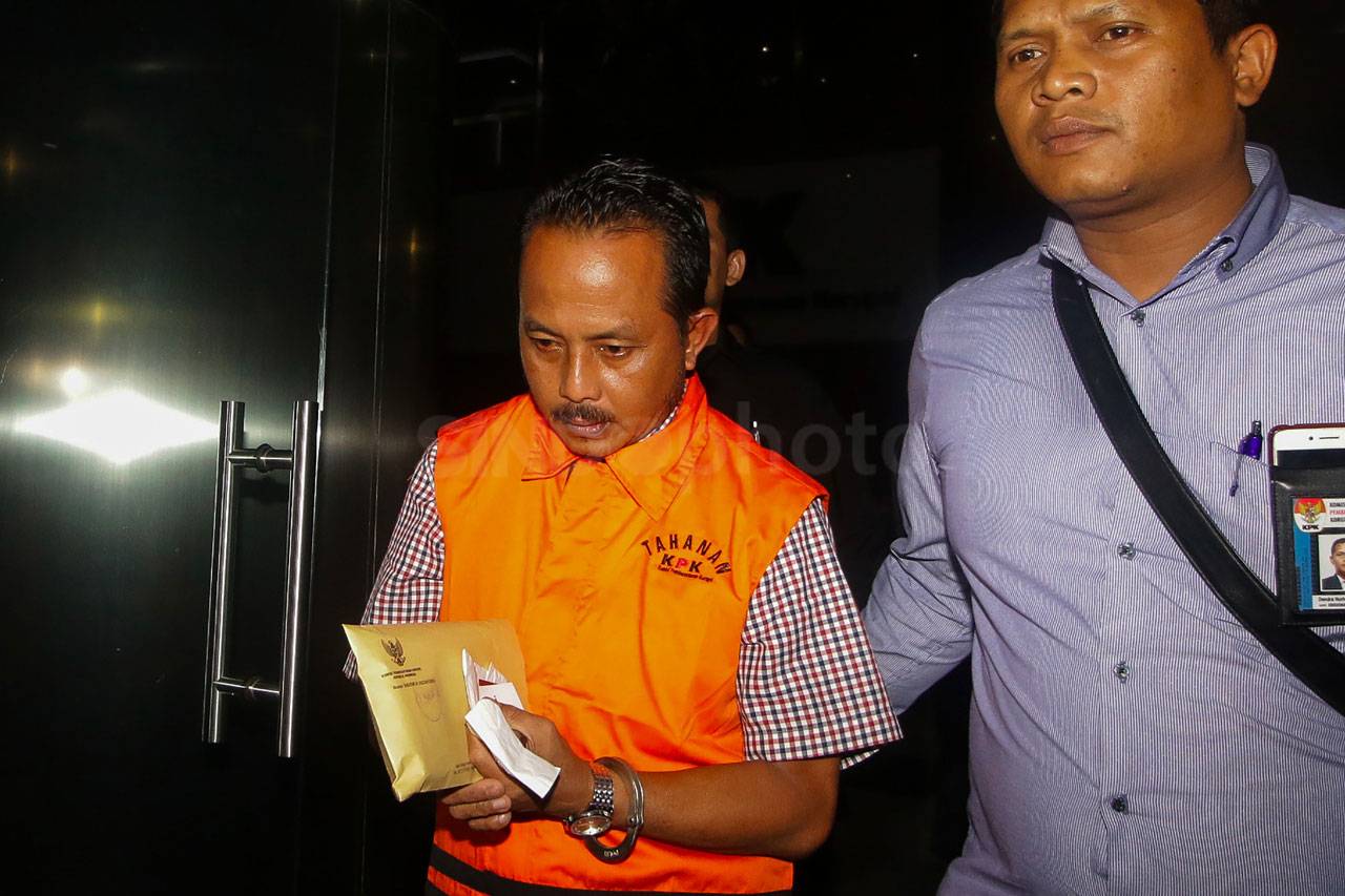 KPK Tahan 5 Tersangka...