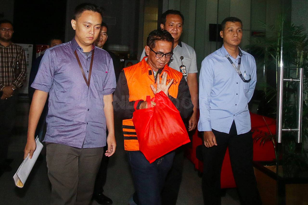 KPK Tahan 5 Tersangka...