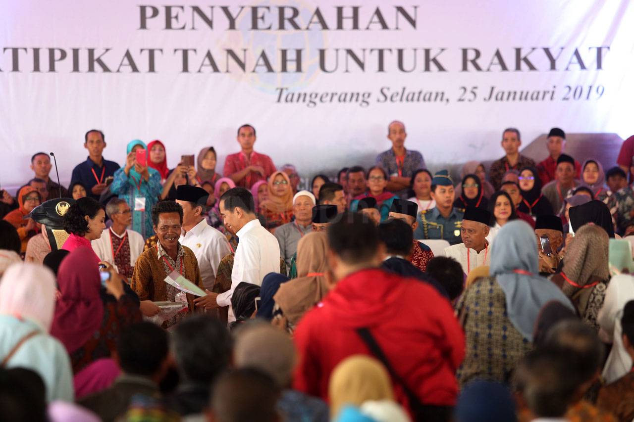 Presiden Jokowi Serahkan...