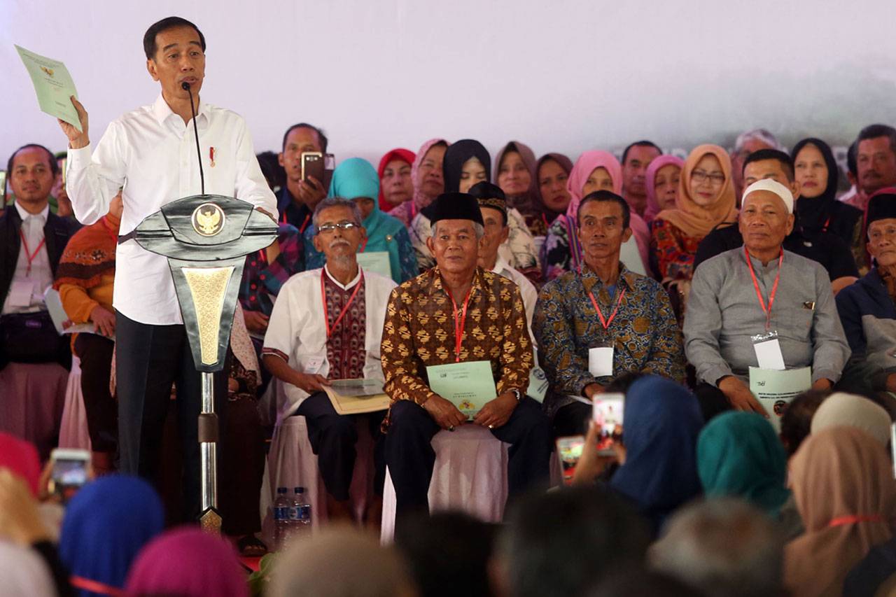 Presiden Jokowi Serahkan...