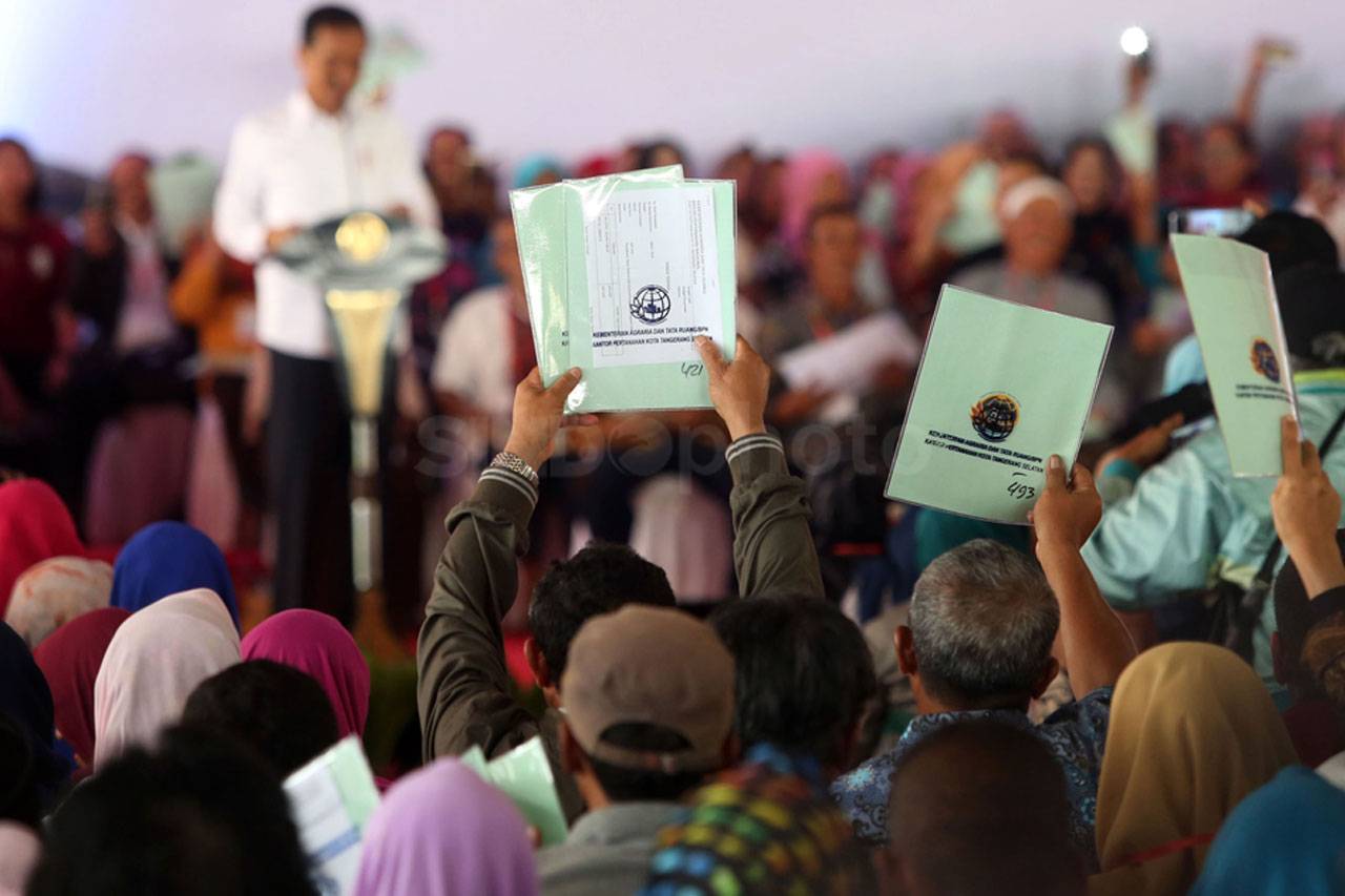 Presiden Jokowi Serahkan...