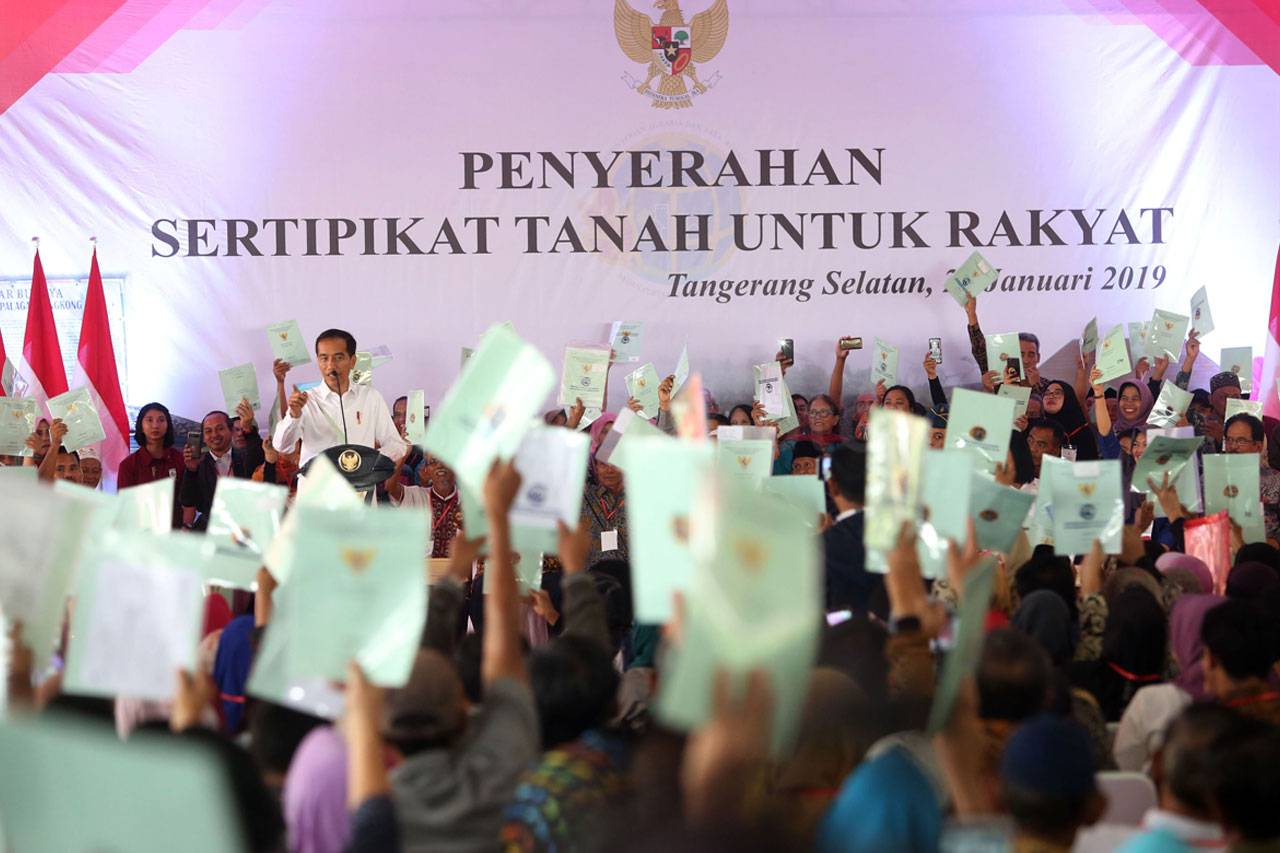 Presiden Jokowi Serahkan...