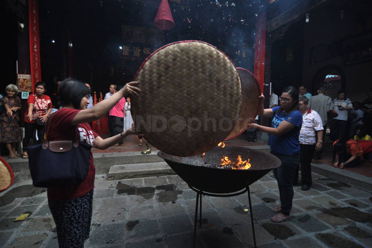 Bakar Kertas di Atas...