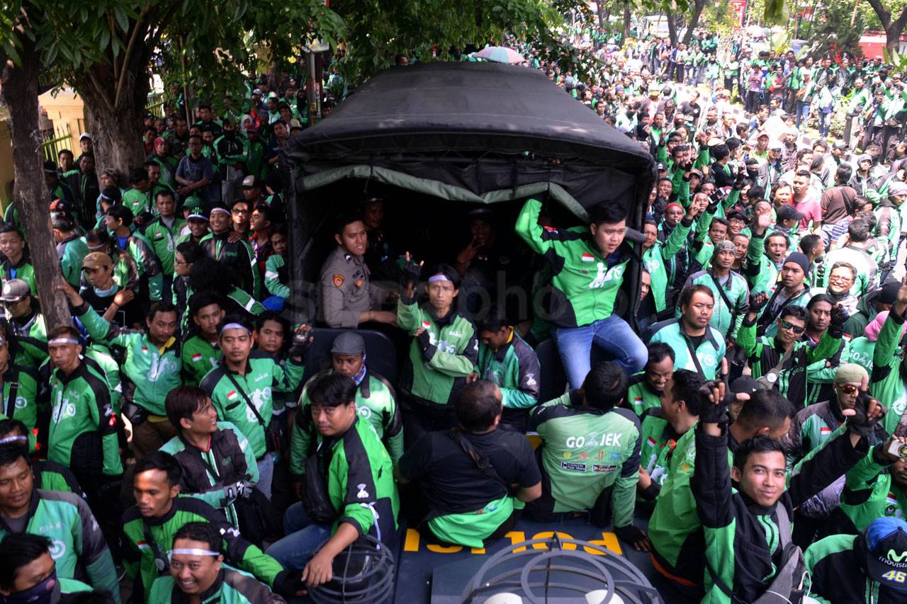 Ribuan Ojol Kawal Sidang...