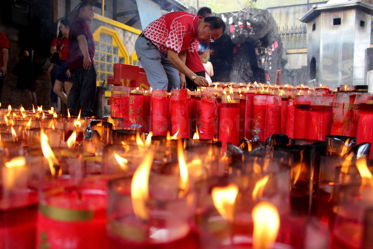 Warga Tionghoa Laksanakan...
