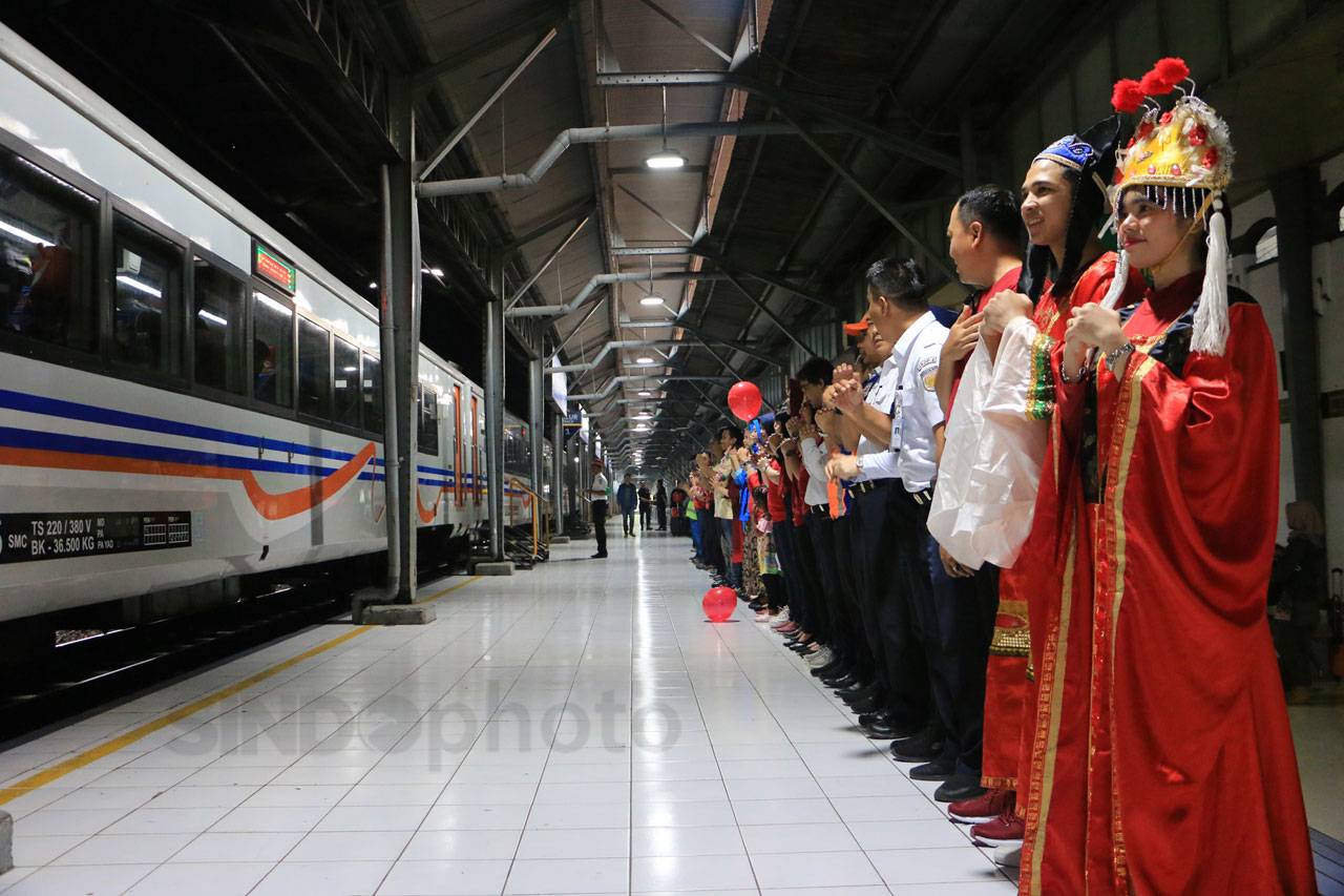 Rayakan Imlek, KAI Bagikan...
