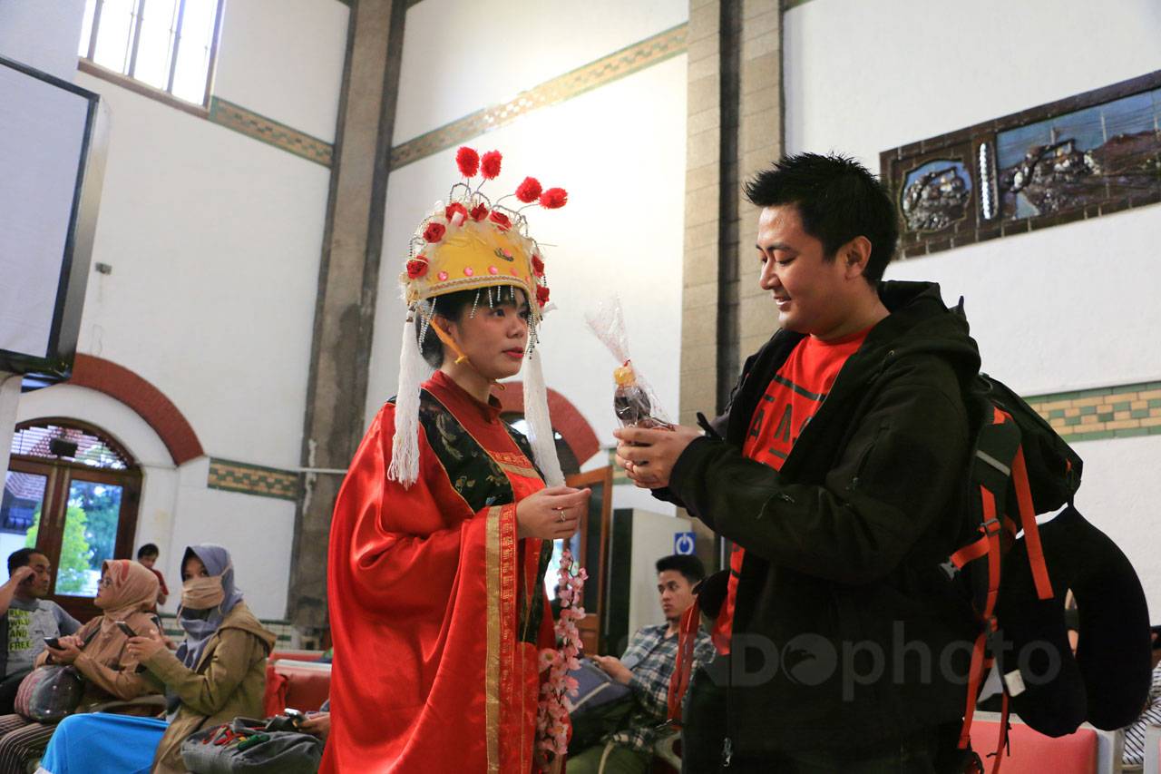 Rayakan Imlek, KAI Bagikan...