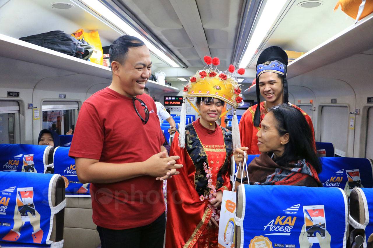Rayakan Imlek, KAI Bagikan...