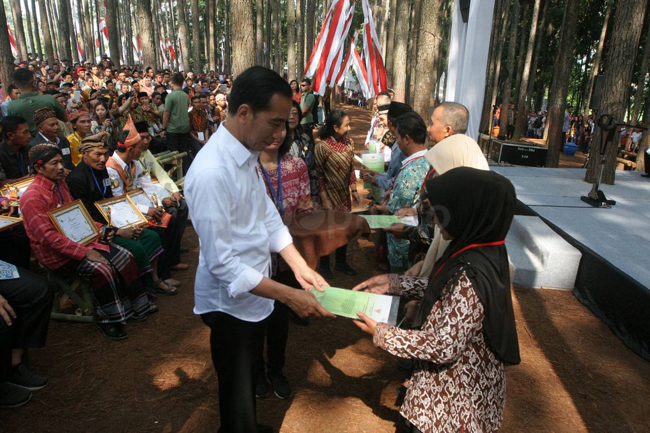 Jokowi Serahkan 8.900...