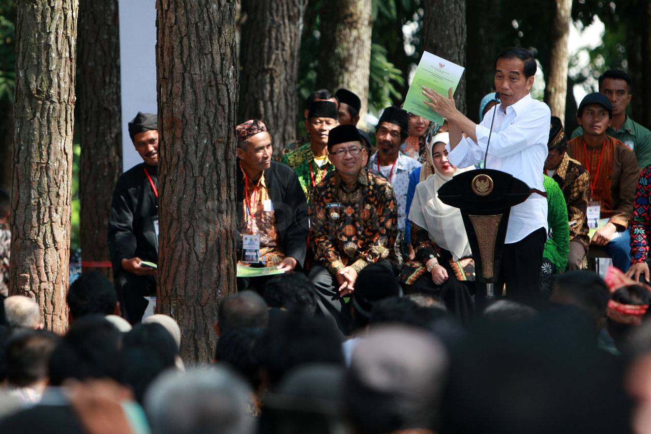 Jokowi Serahkan 8.900...