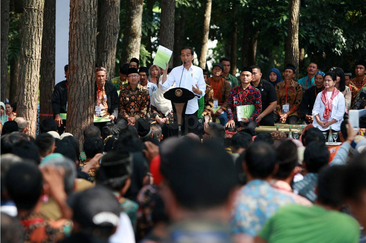 Jokowi Serahkan 8.900...