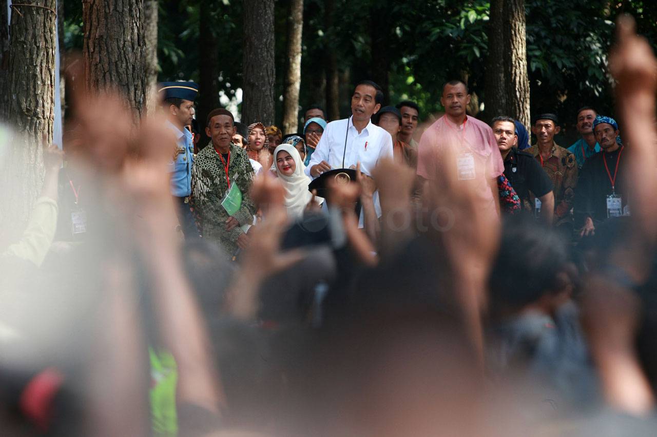 Jokowi Serahkan 8.900...