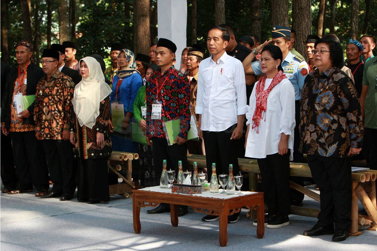 Jokowi Serahkan 8.900...