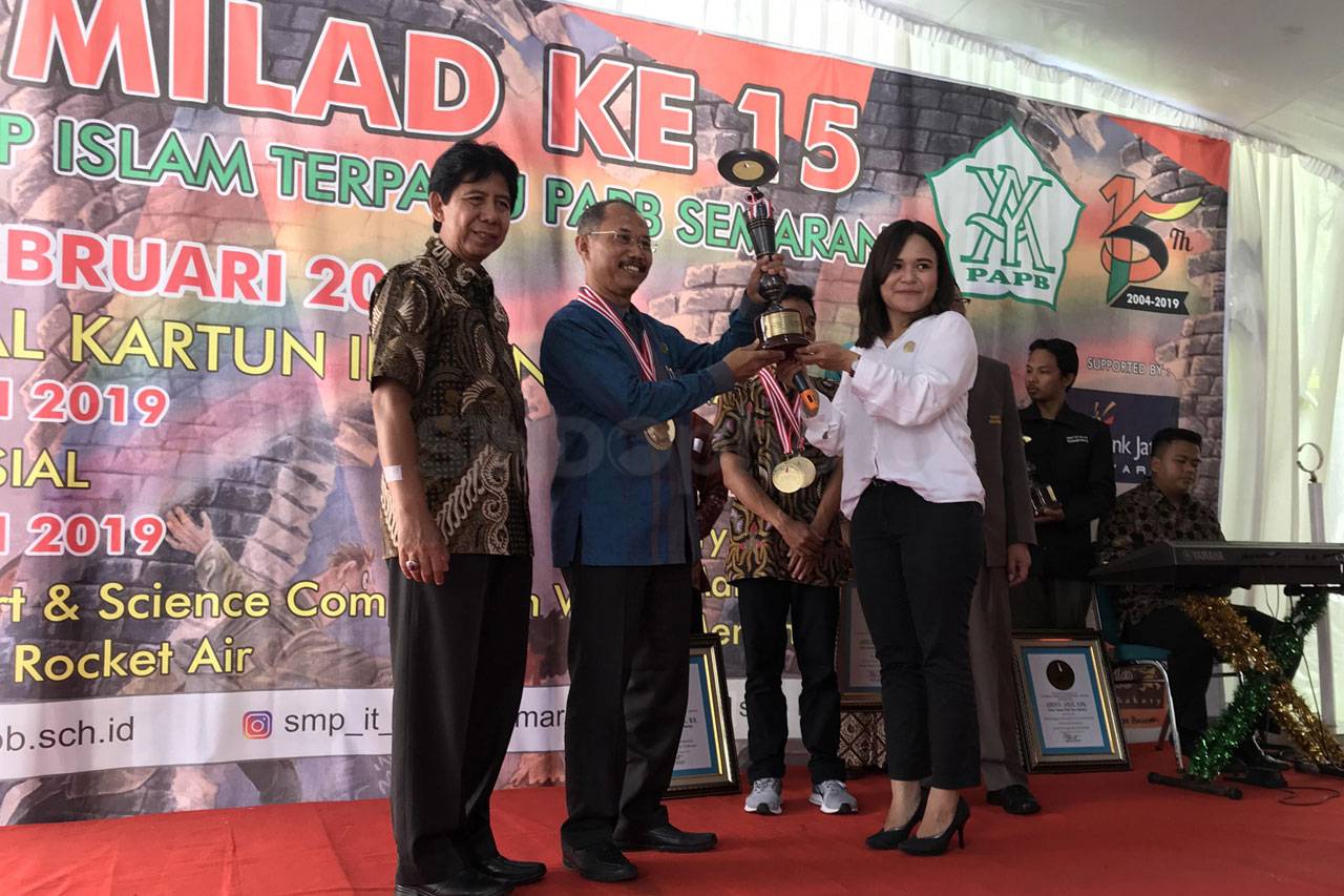 100 Kartun dari 57 Negara...