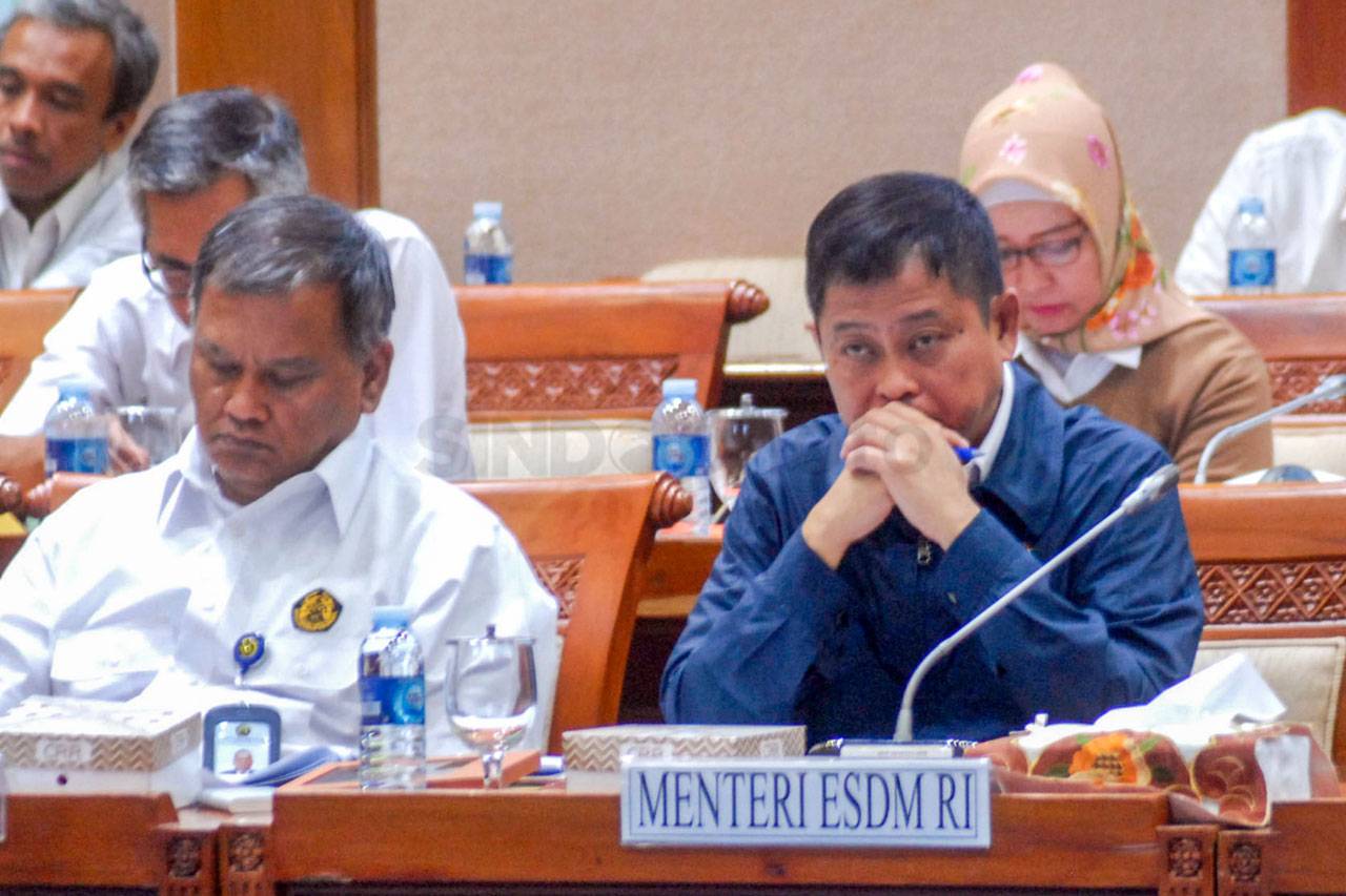 Menteri ESDM Raker dengan...